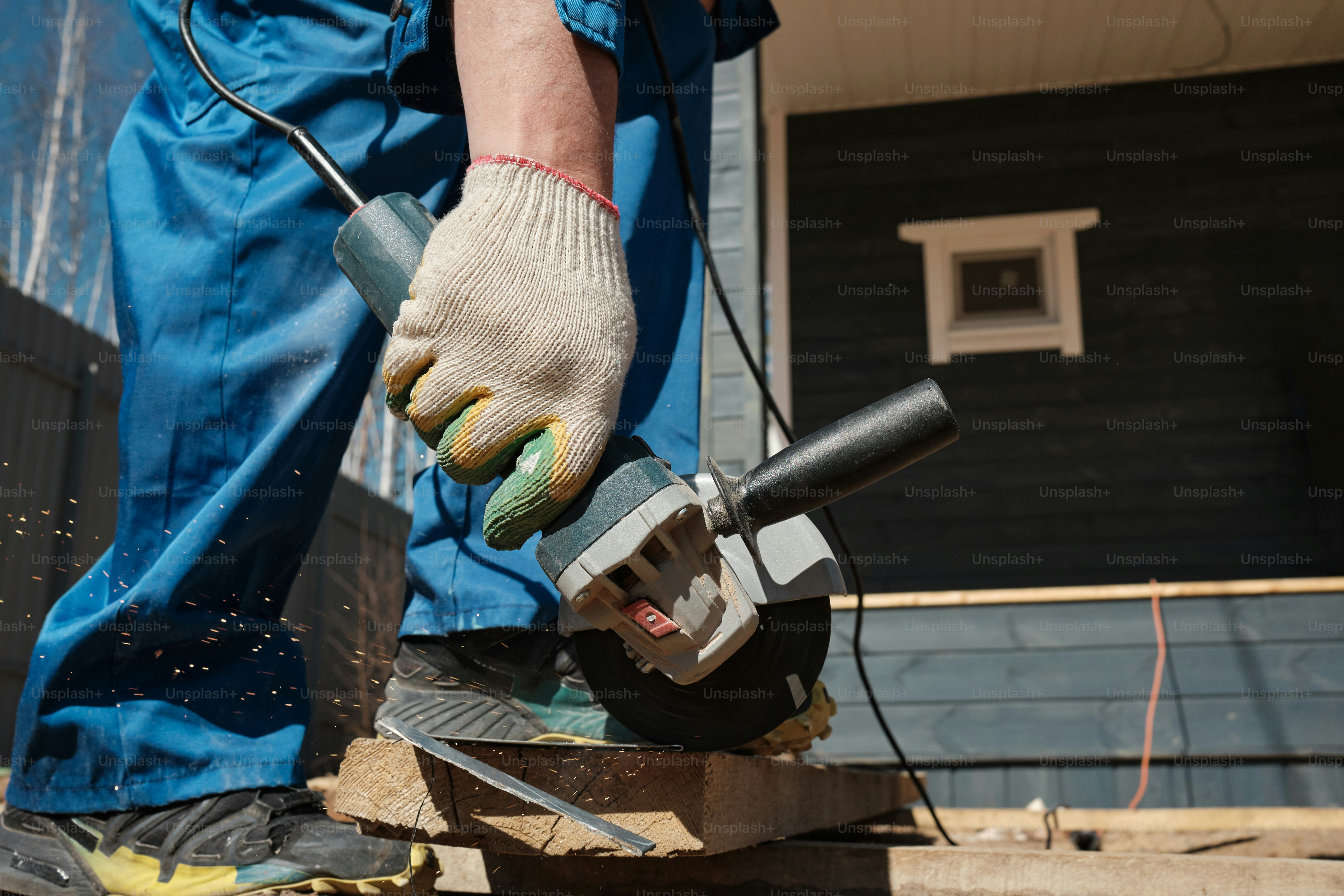 Ein Mann, der eine Kreissäge benutzt, um ein Stück Holz zu schneiden