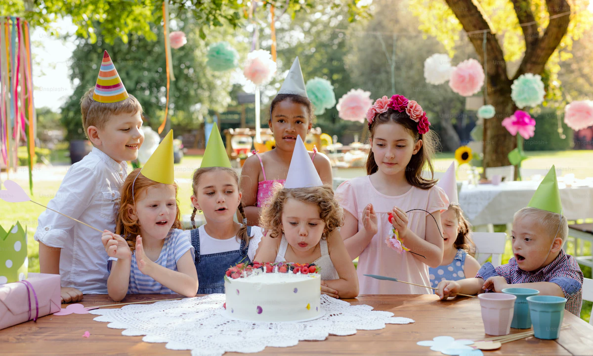 Personas celebrando en un cumpleaños al aire libre