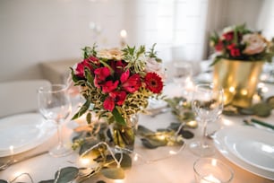 Ein gedeckter Tisch für eine Mahlzeit drinnen in einem Raum auf einer Party, einer Hochzeit oder einer Familienfeier.