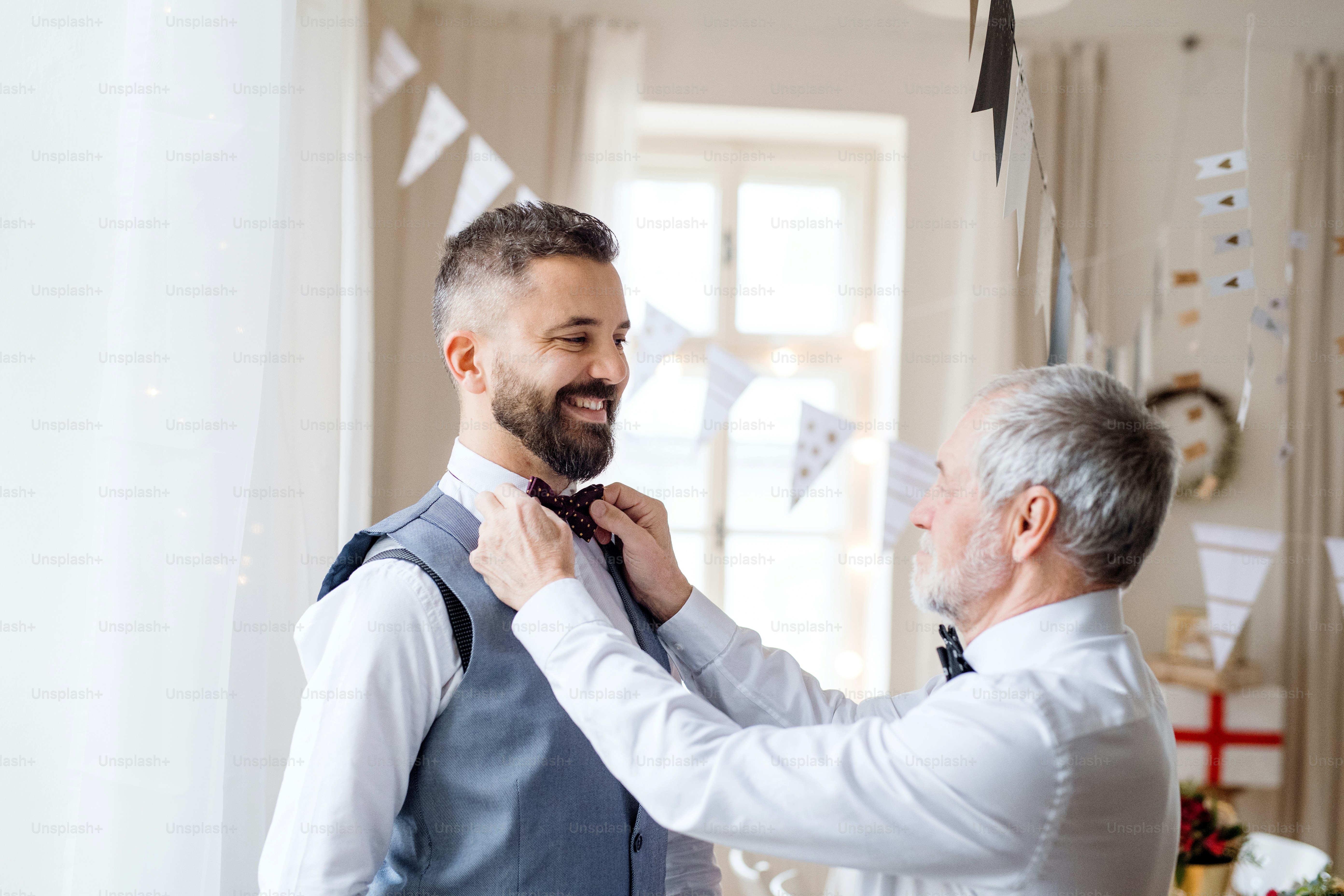 Un portrait d’un homme mûr senior et hipster debout à l’intérieur dans ...