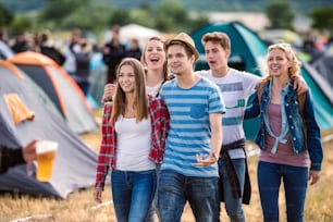 Belle giovani amiche al festival estivo della tenda