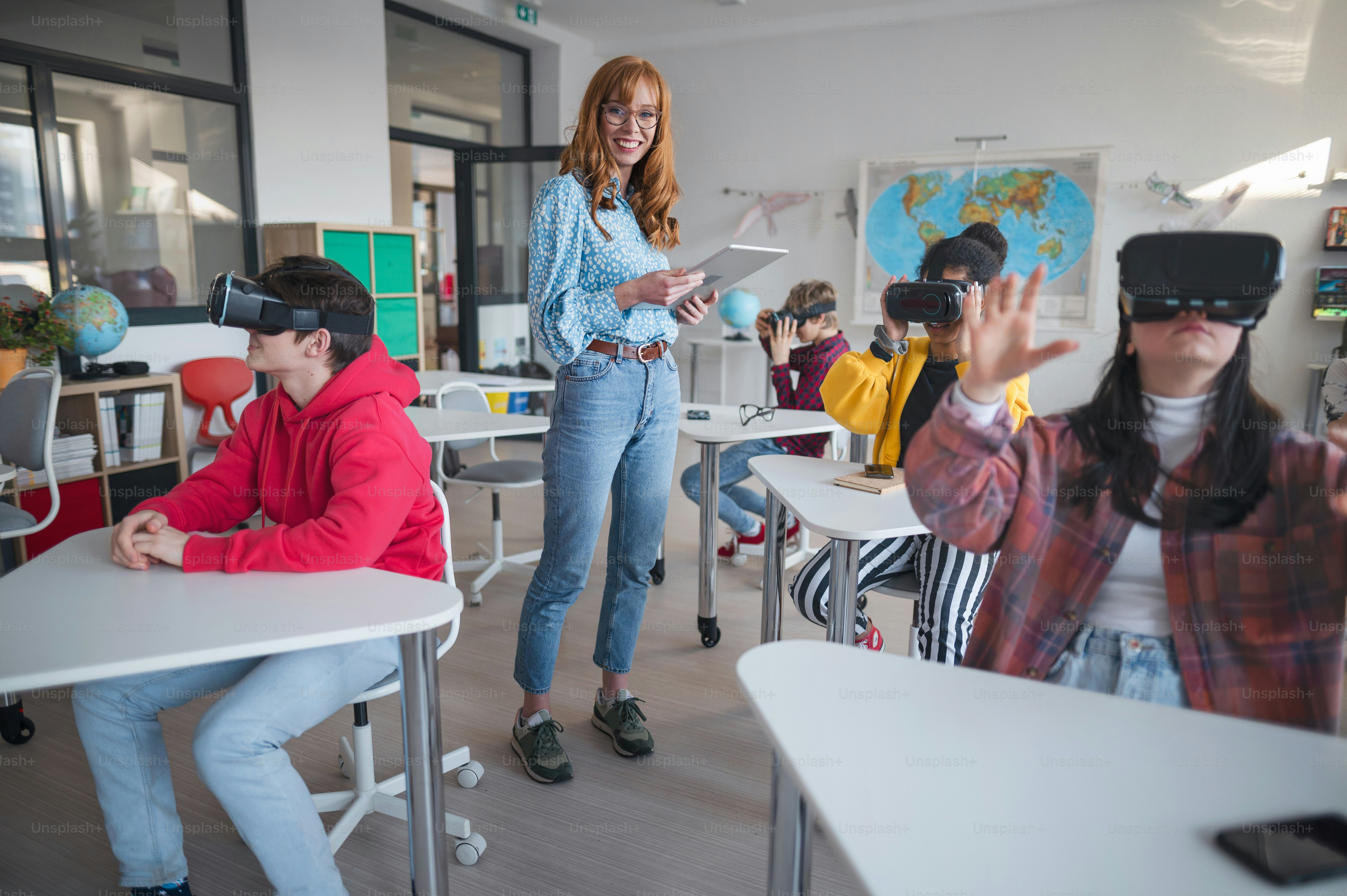 Joven profesor de secundaria dando clases a estudiantes con gafas VR en un aula