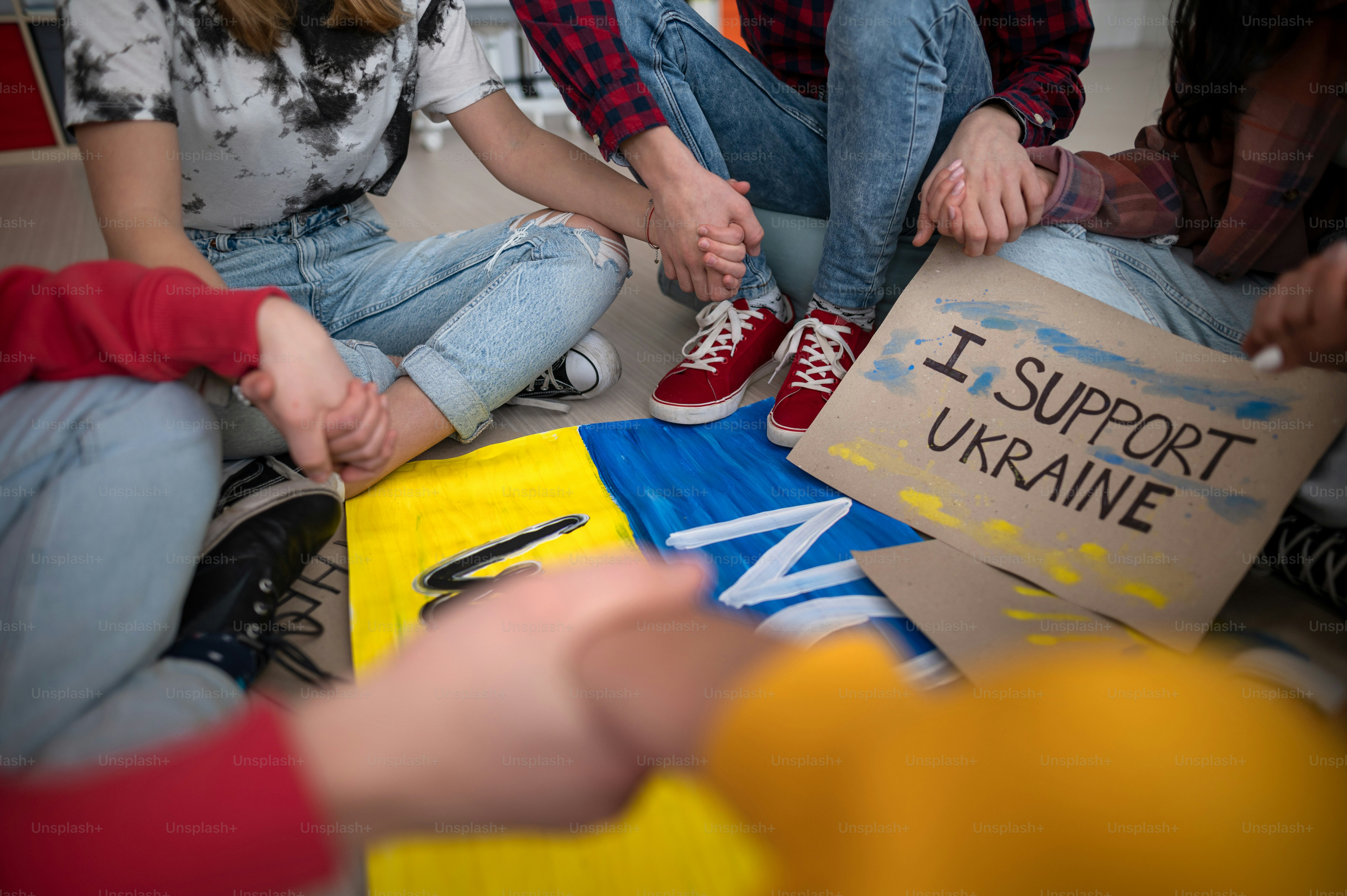 Un gros plan d’étudiants priant pour l’Ukraine à l’école.