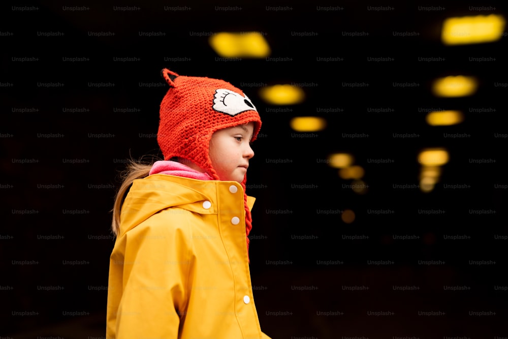 Una niña con síndrome de Down al aire libre por la noche en invierno.