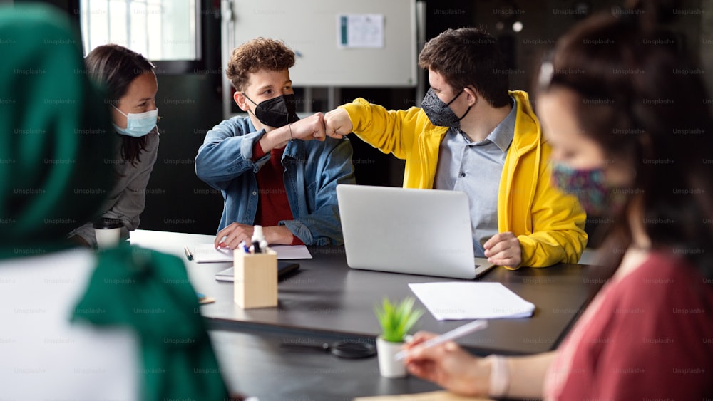 Um grupo de pessoas que frequentam a aula de educação no centro comunitário, conceito de coronavírus.