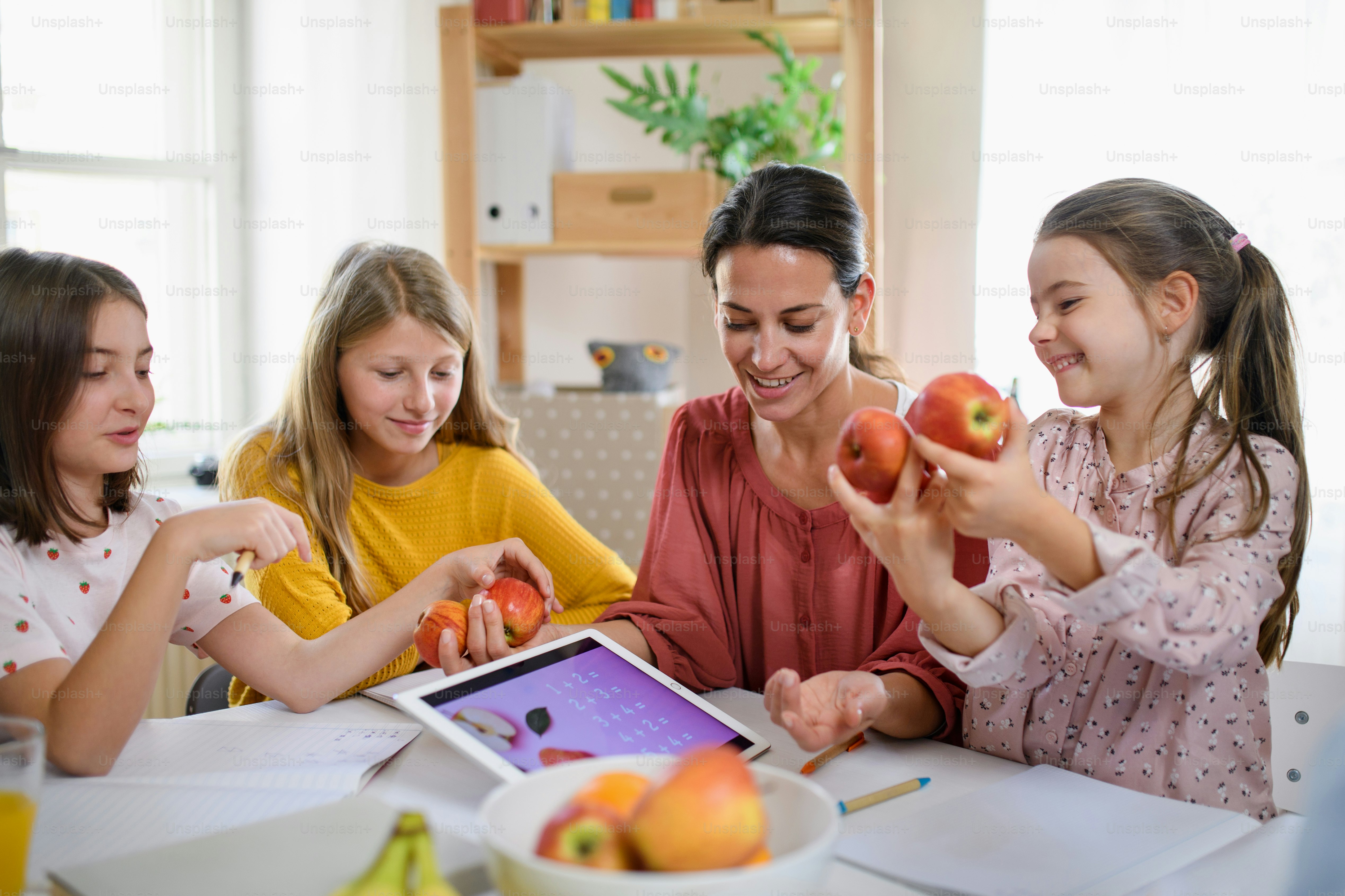 Gruppe von Homeschooling-Kindern mit Elternlehrer, die drinnen lernen, Coronavirus-Konzept.