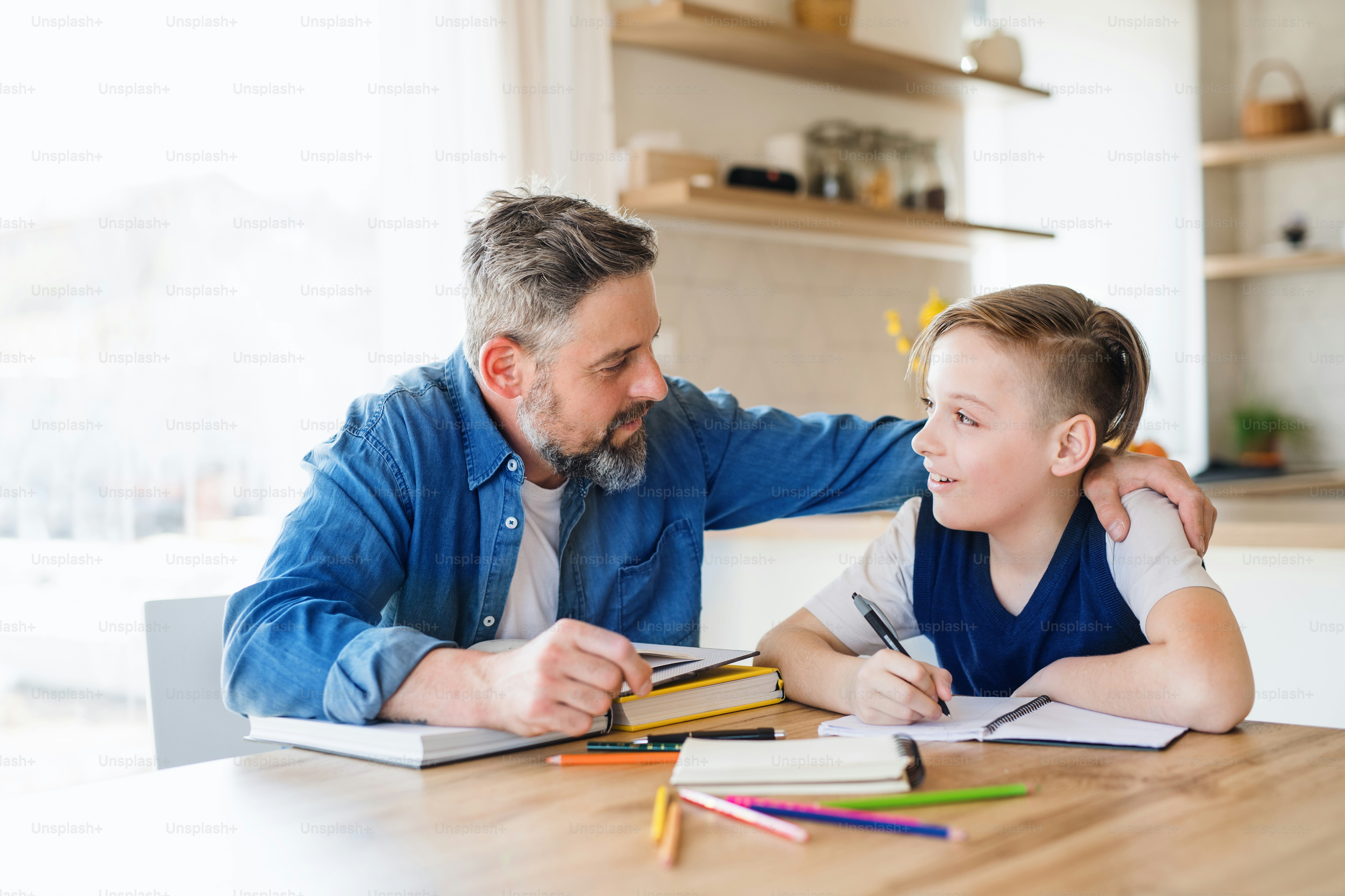 Padre E Hijo Haciendo La Tarea Padre Ayudando A Hijo Haciendo Los