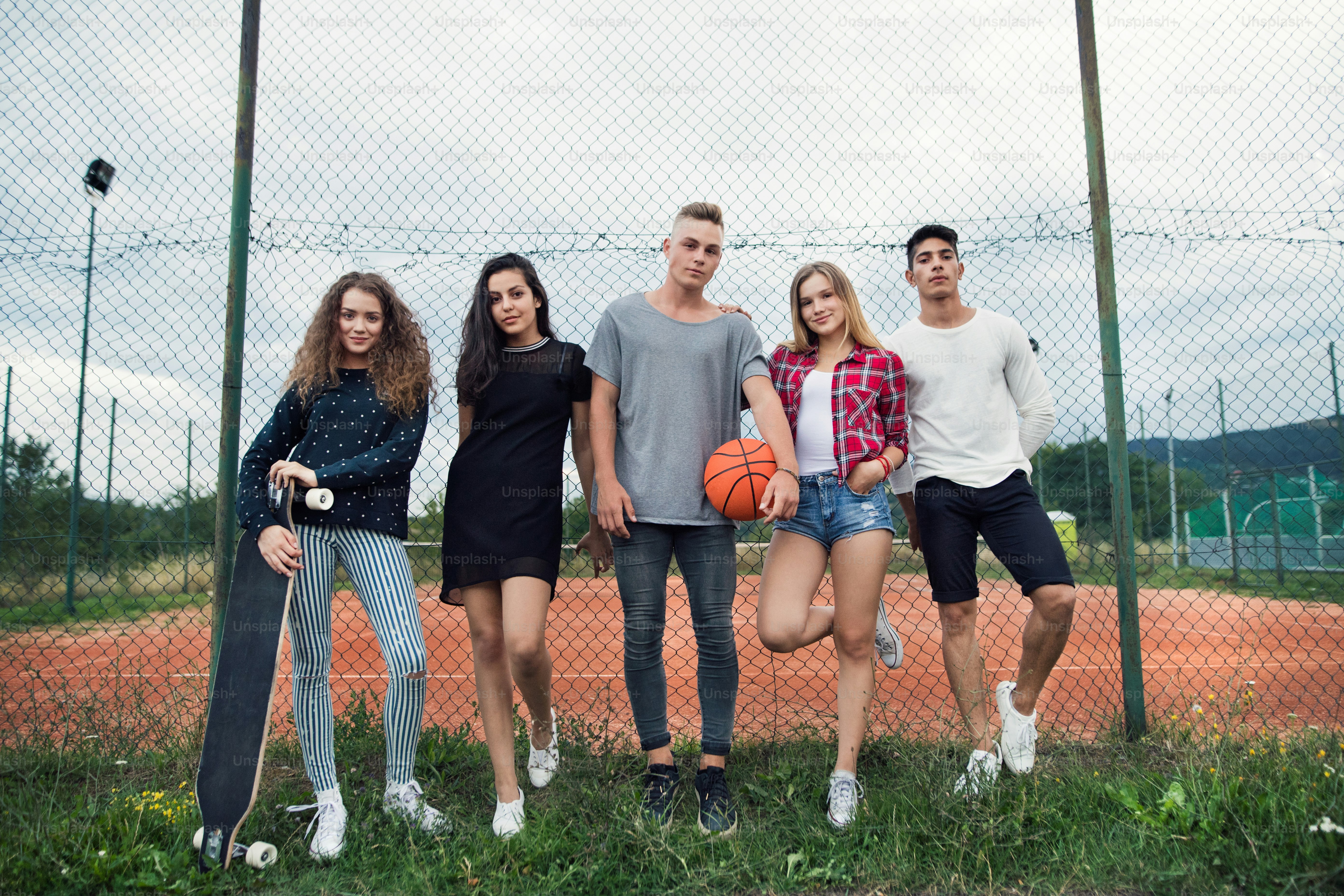농구와 함께 놀이터에서 야외에 있는 매력적인 십대 그룹. 사진 – Unsplash의 스포츠 이미지, image size:3000x2000
