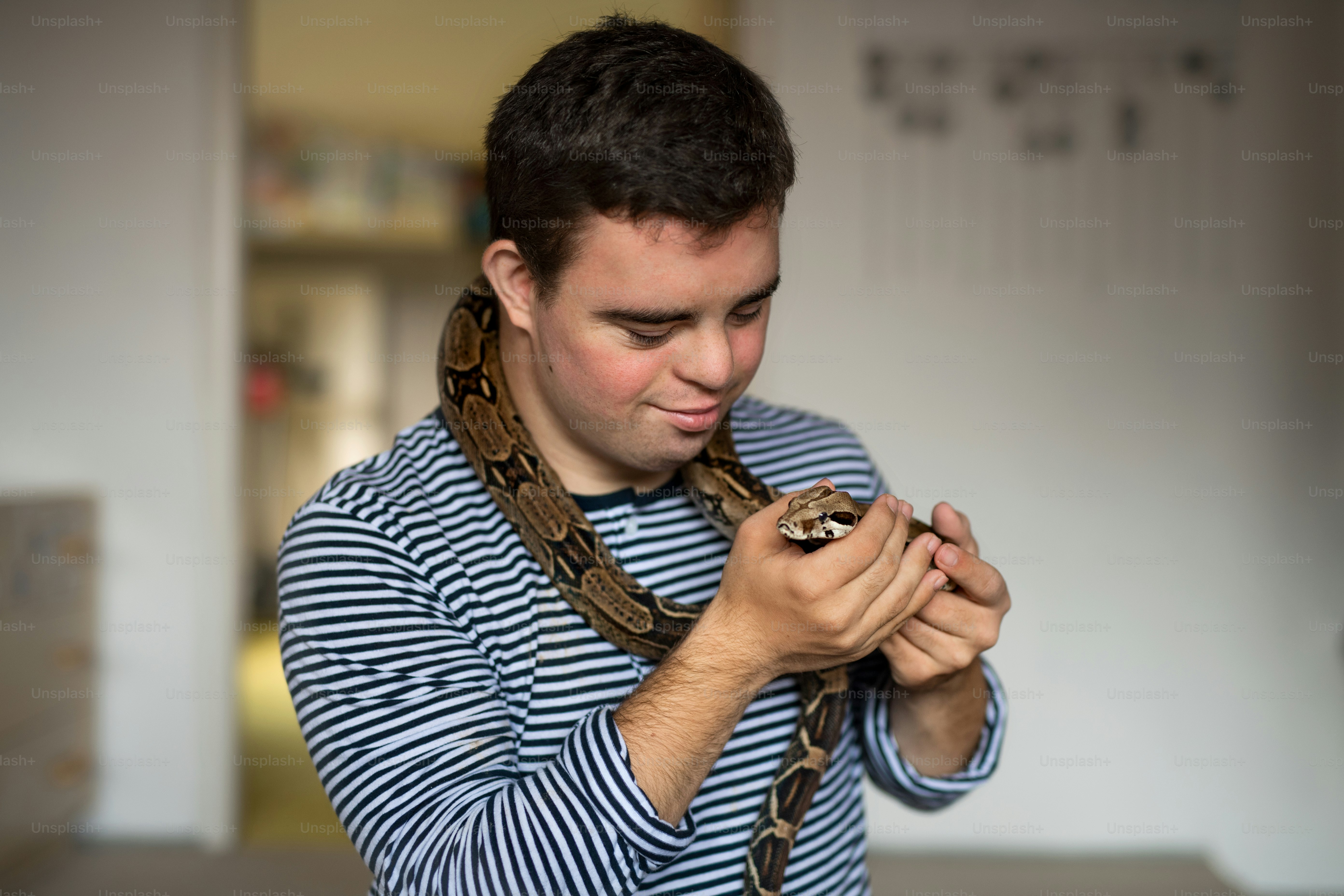 Ritratto di giovani in piedi all'aperto in città. Coronavirus e concetto di distanza di sicurezza.