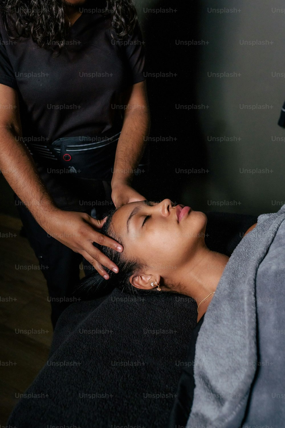 Une femme se faisant masser le visage dans un salon