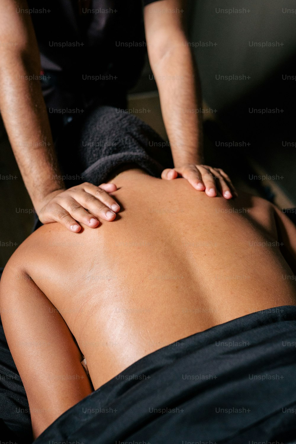 una mujer recibiendo un masaje de espalda de un hombre