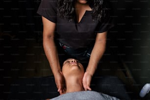 uma mulher recebendo uma massagem facial de um homem