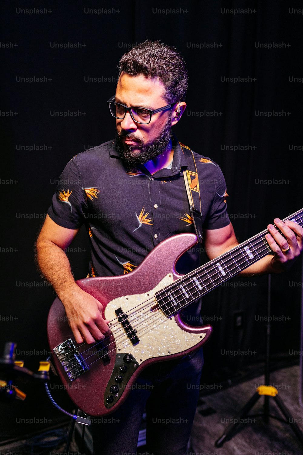 Ein Mann mit Brille, der Bassgitarre spielt