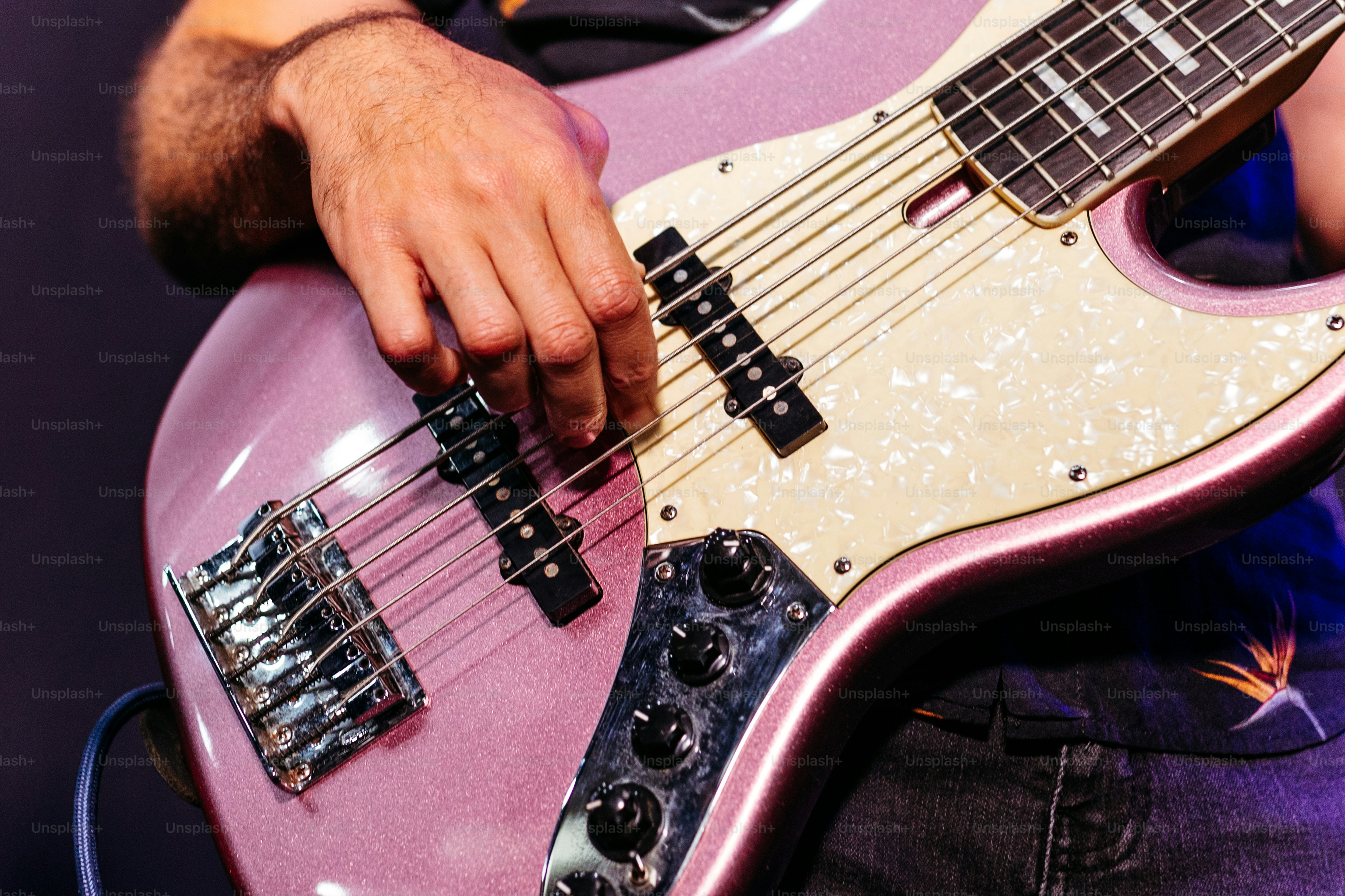 um close up de uma pessoa tocando uma guitarra