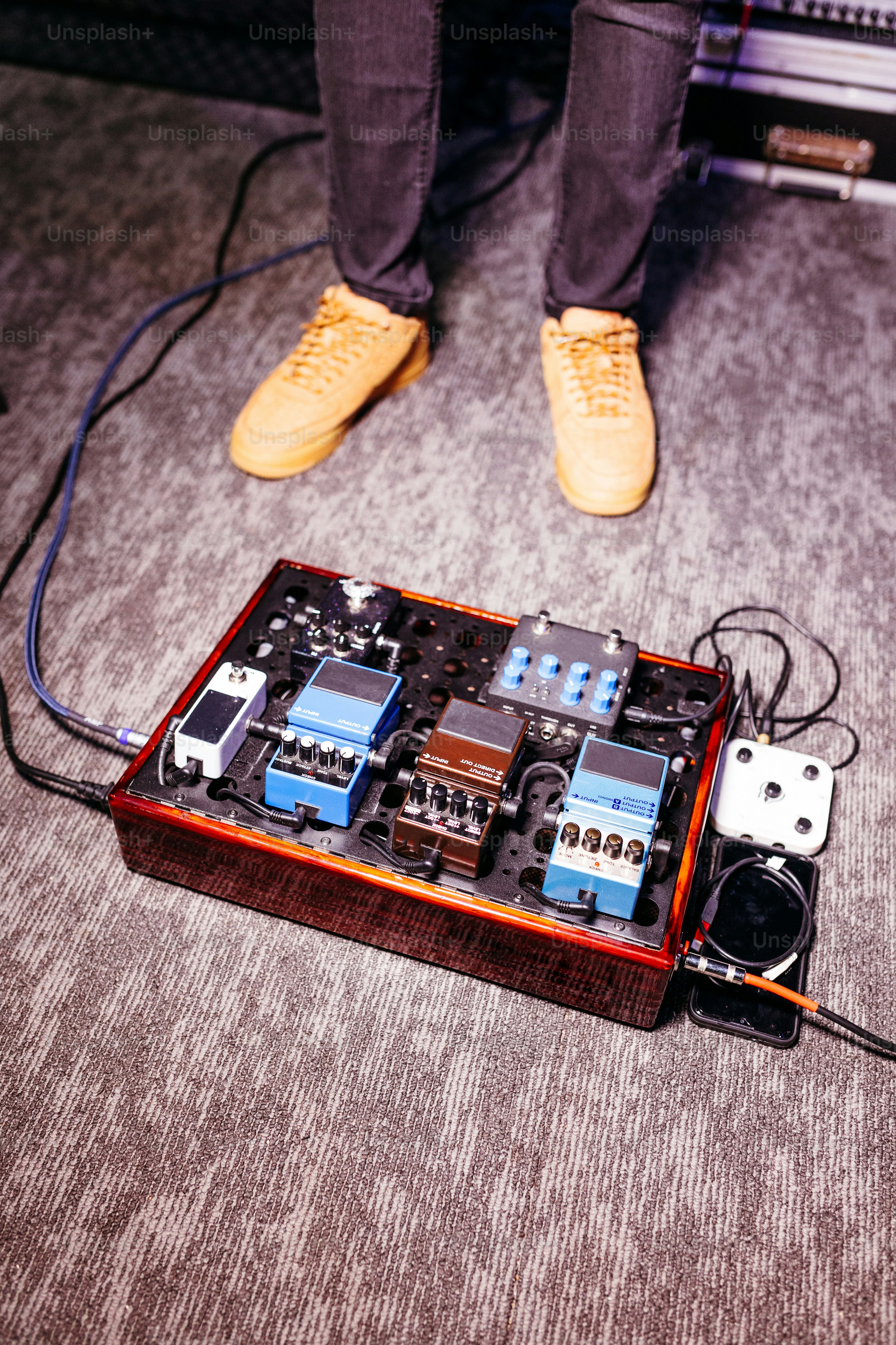 uma pessoa em pé ao lado de uma caixa com eletrônicos dentro dela