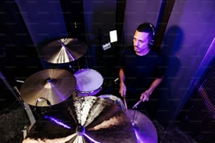 Ein Mann spielt Schlagzeug in einem Aufnahmestudio