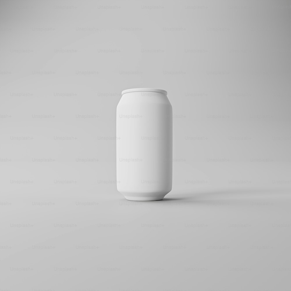 Una lata blanca de refresco sobre un fondo gris