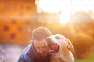 Uomo che si diverte e gioca con il suo cane