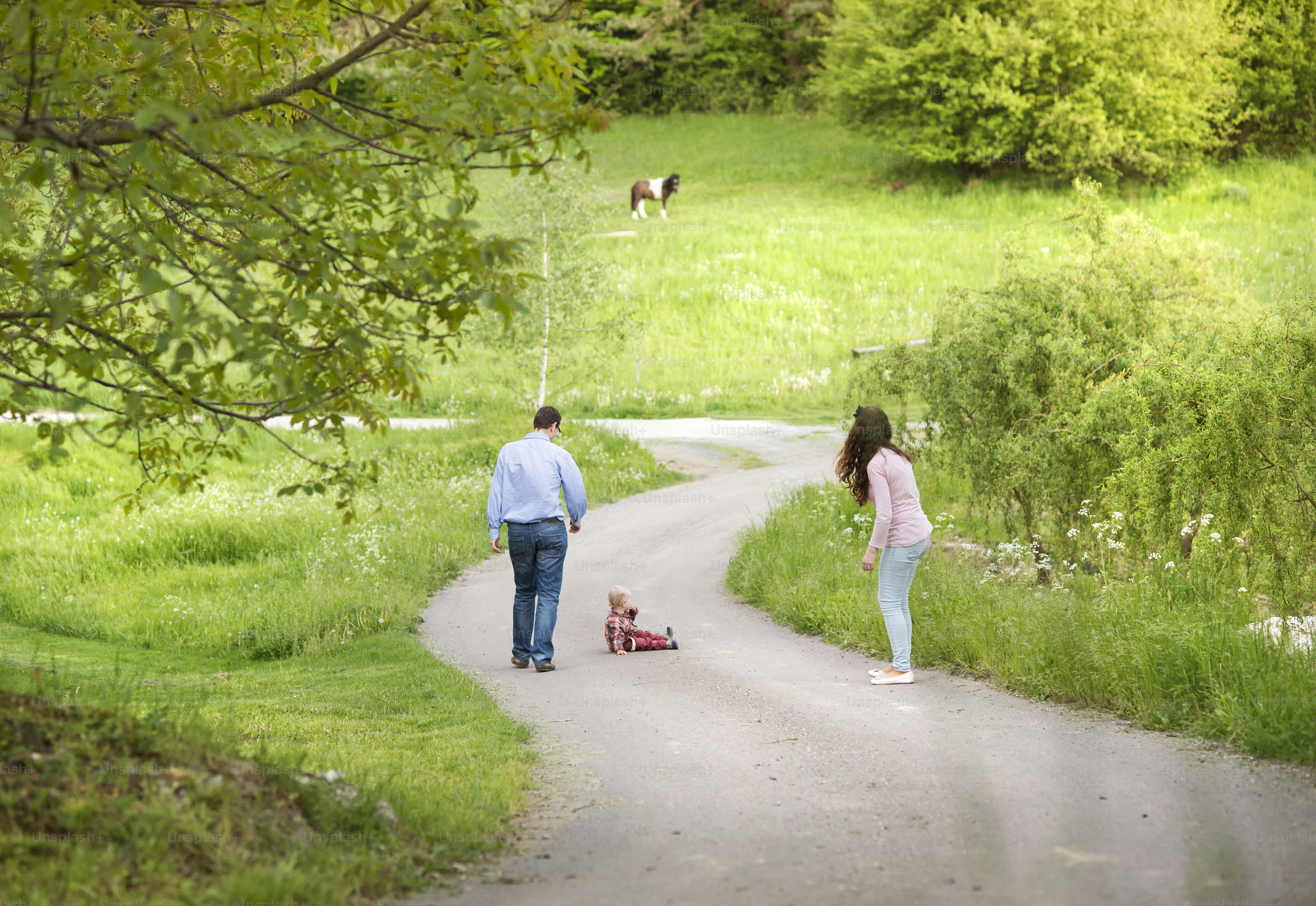 Familia feliz jugando con su hijo en el prado foto – Imagen de Familia ...