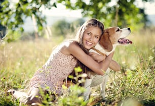 Retrato de uma adolescente com seu cão bonito ao ar livre