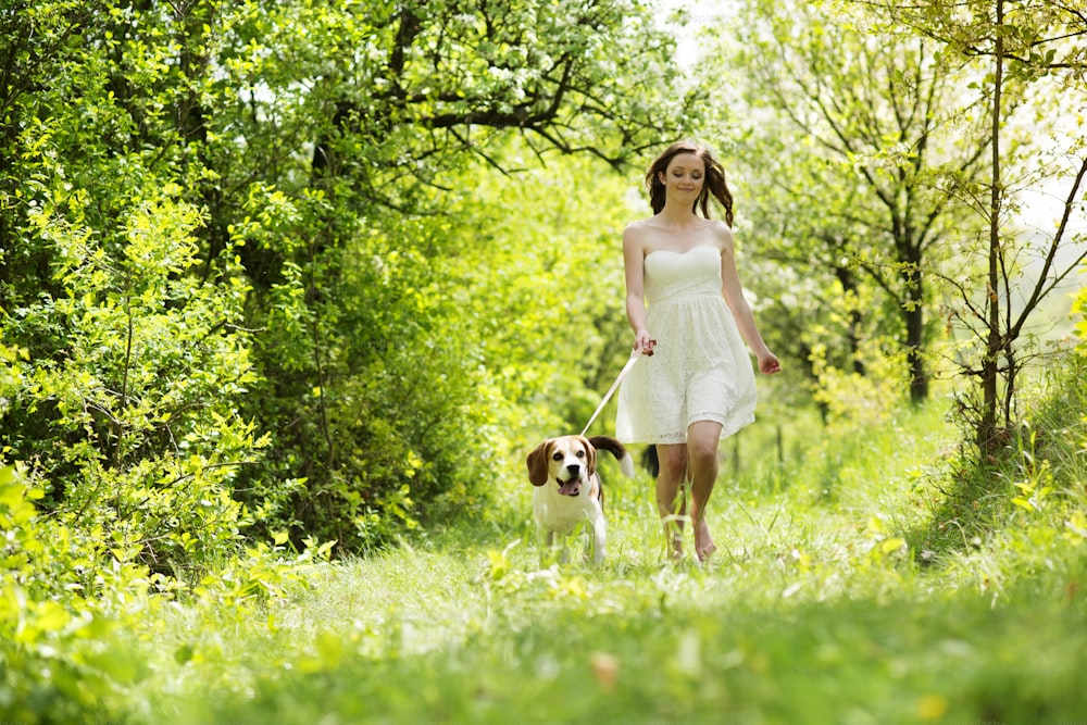 Ritratto di una donna con il suo bellissimo cane all'aperto