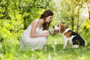 Retrato de una mujer con su hermoso perro al aire libre