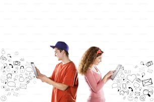 Un beau jeune couple avec des tablettes utilise les médias sociaux