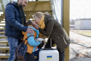 기차역에 짐을 싣고 있는 우크라이나 난민 가족, 우크라이나 전쟁 개념.