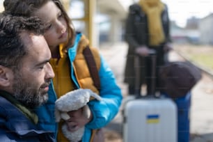 Un primo piano di una ragazza ucraina che abbraccia suo padre e dice addio prima di partire, concetto di guerra ucraina.