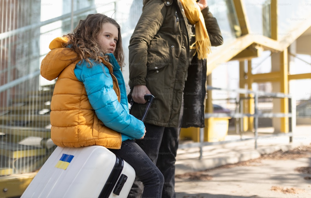 駅で荷物を待っているウクライナ移民の接写、ウクライナの戦争のコンセプト。