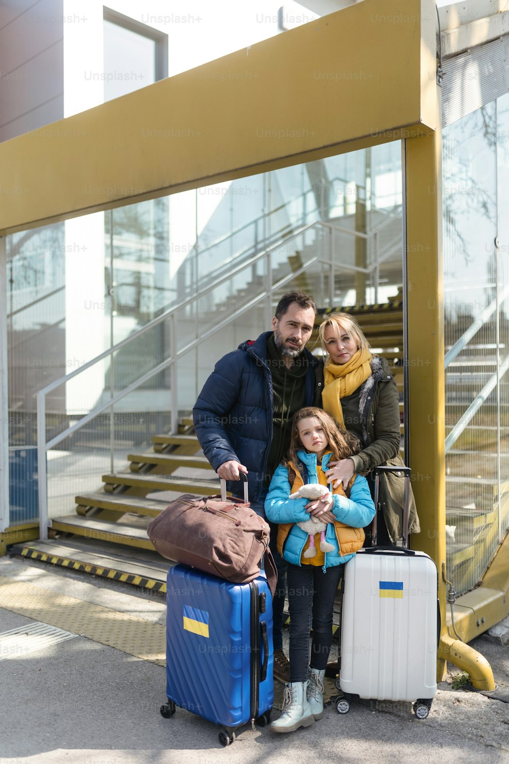 駅で荷物を持つウクライナ難民の家族、ウクライナの戦争のコンセプト。