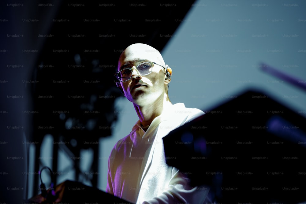 um homem usando óculos e uma jaqueta branca