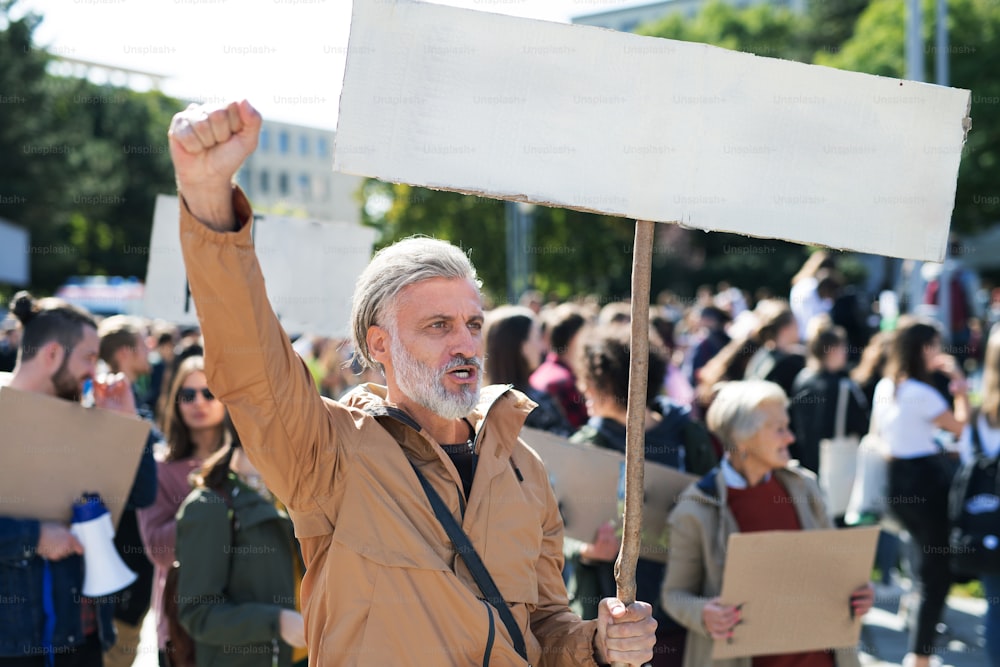 Personas con pancartas y carteles en una huelga mundial por el cambio climático. Espacio de copia.