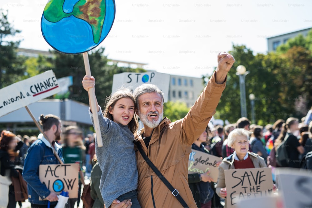Persone con cartelli e manifesti su uno sciopero globale per il cambiamento climatico.