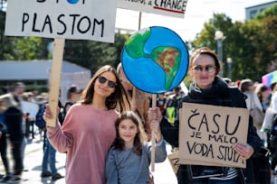 Pessoas com cartazes e cartazes sobre uma greve global pelas mudanças climáticas.