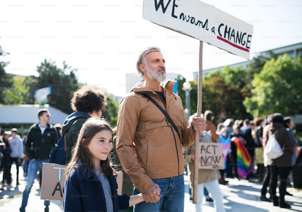 Persone con cartelli e manifesti su uno sciopero globale per il cambiamento climatico.