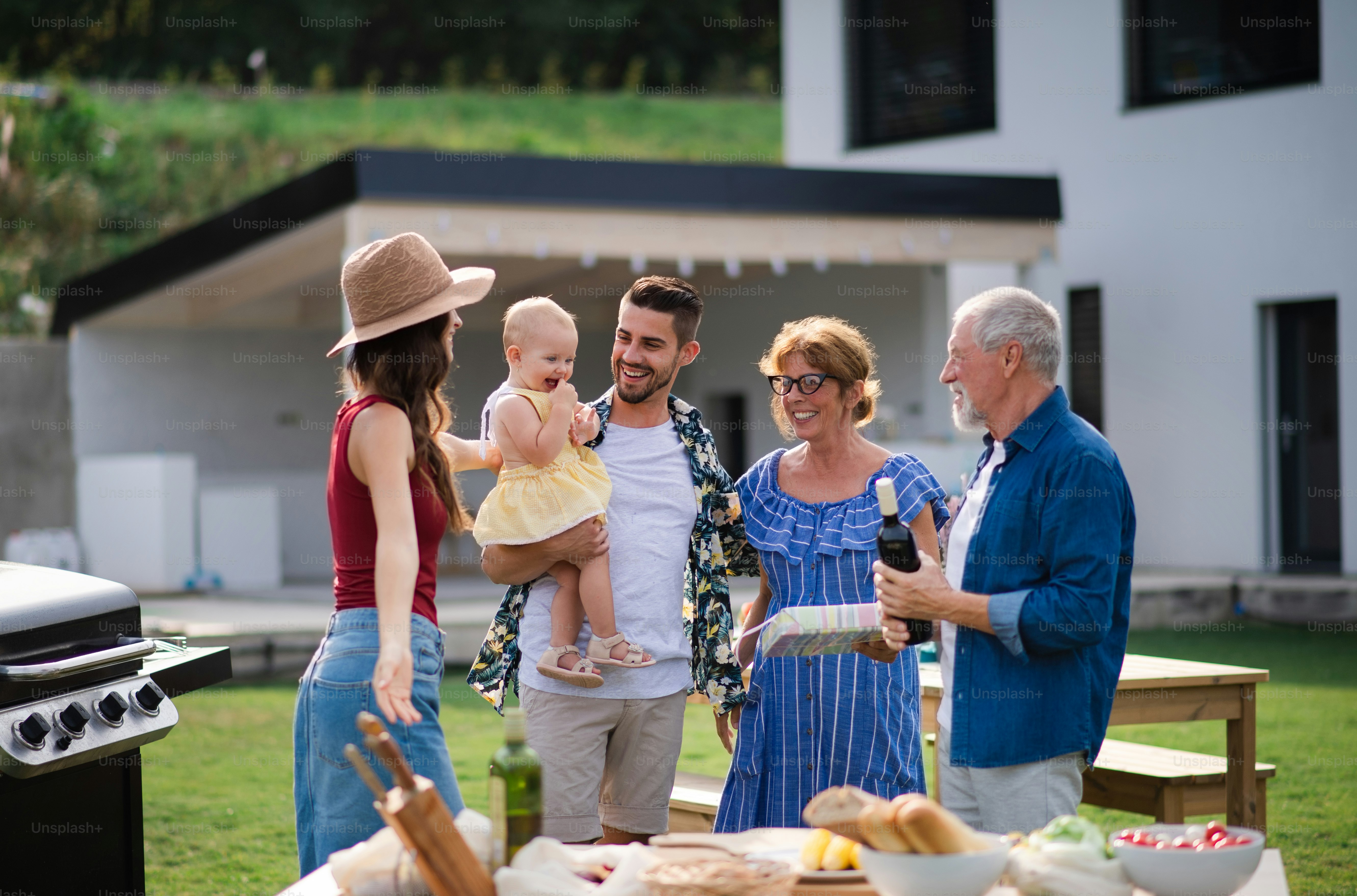 Un portrait de gens heureux à l’extérieur lors d’une fête d’anniversaire en famille.