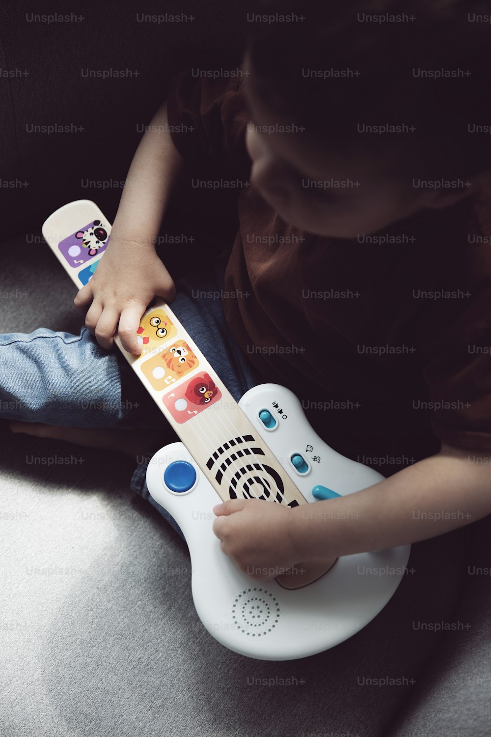 Un niño pequeño jugando con un control remoto