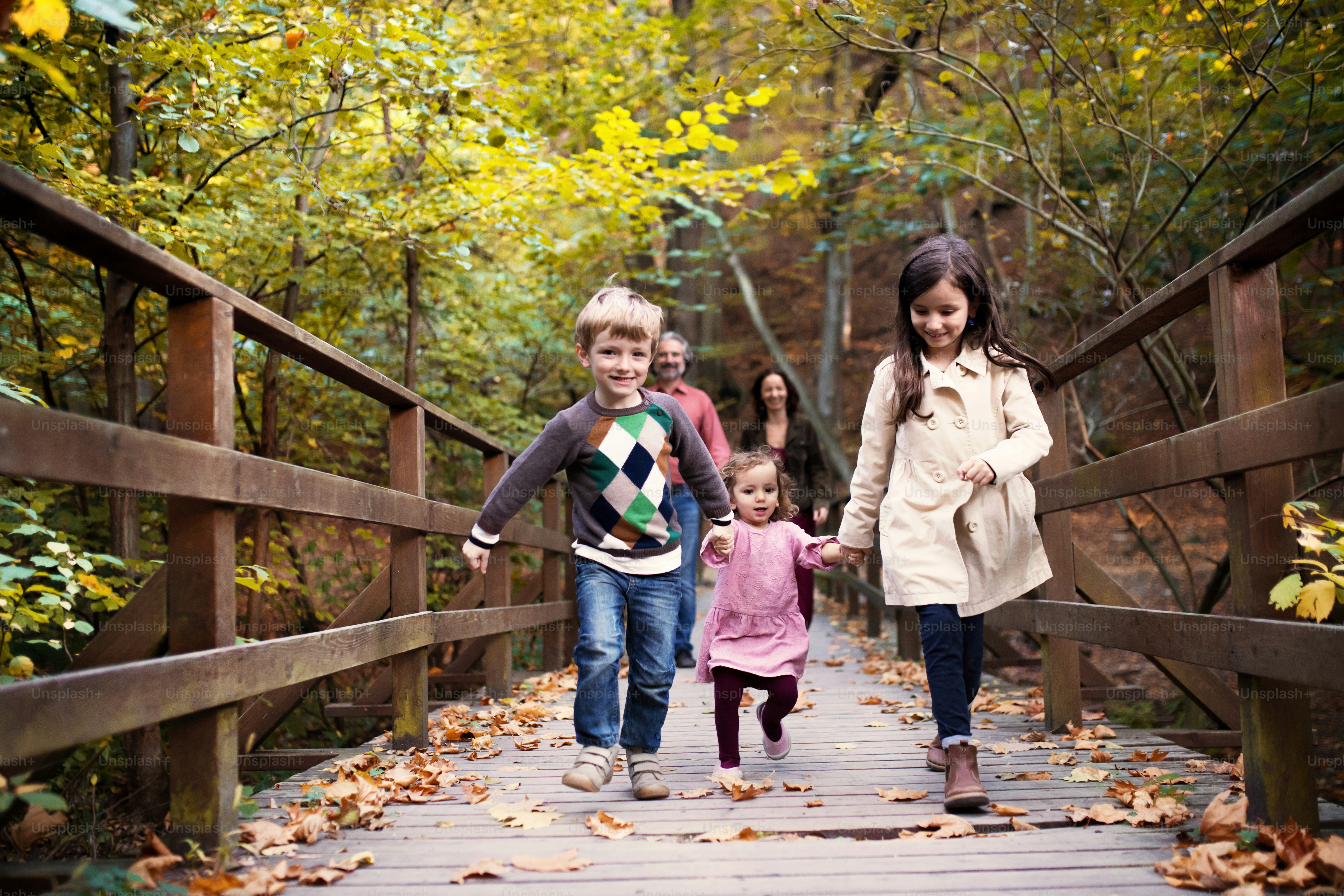 Foto Una hermosa familia joven con niños pequeños en un paseo por el ...