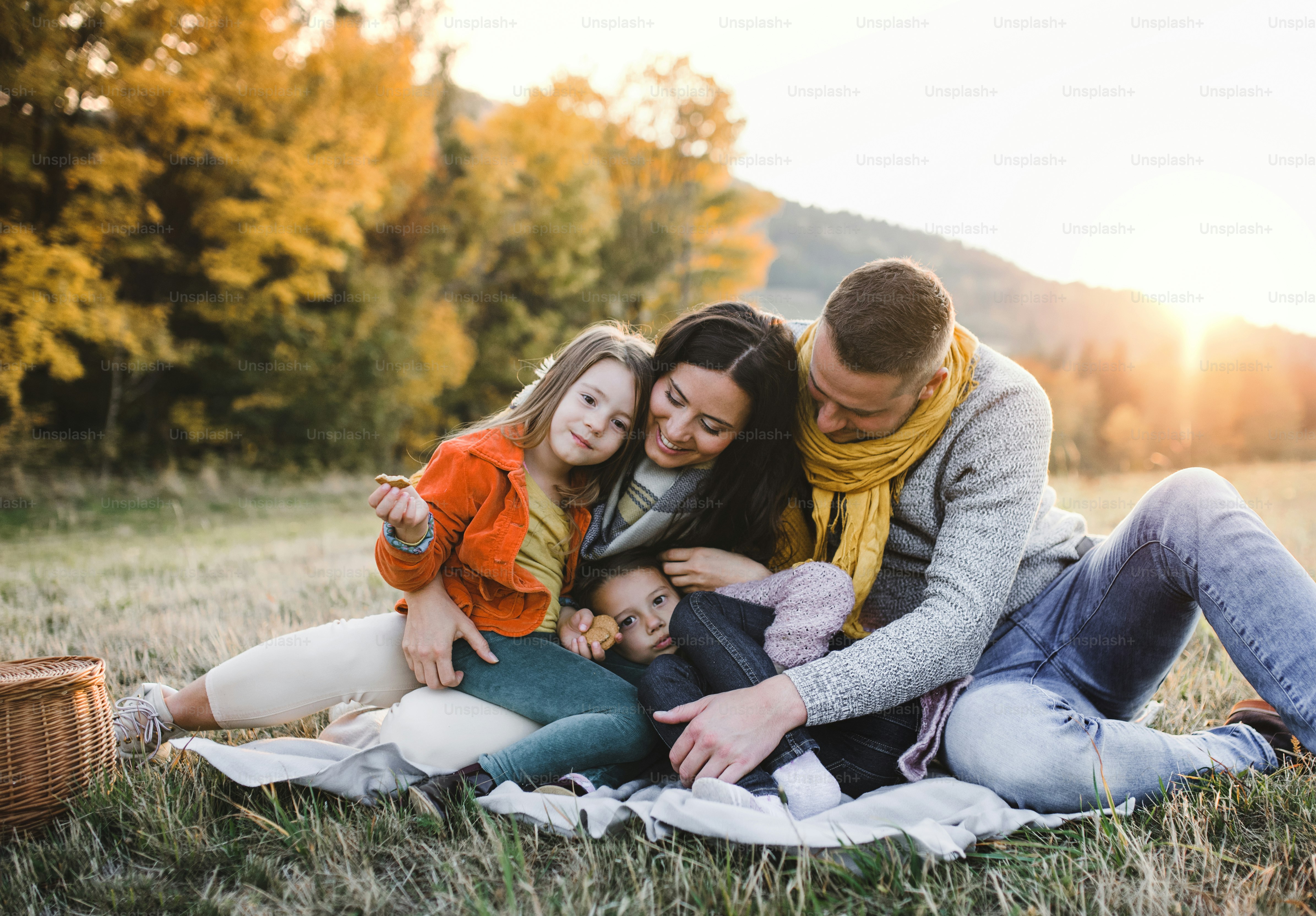 Foto Un retrato de una familia joven y feliz con dos niños pequeños ...