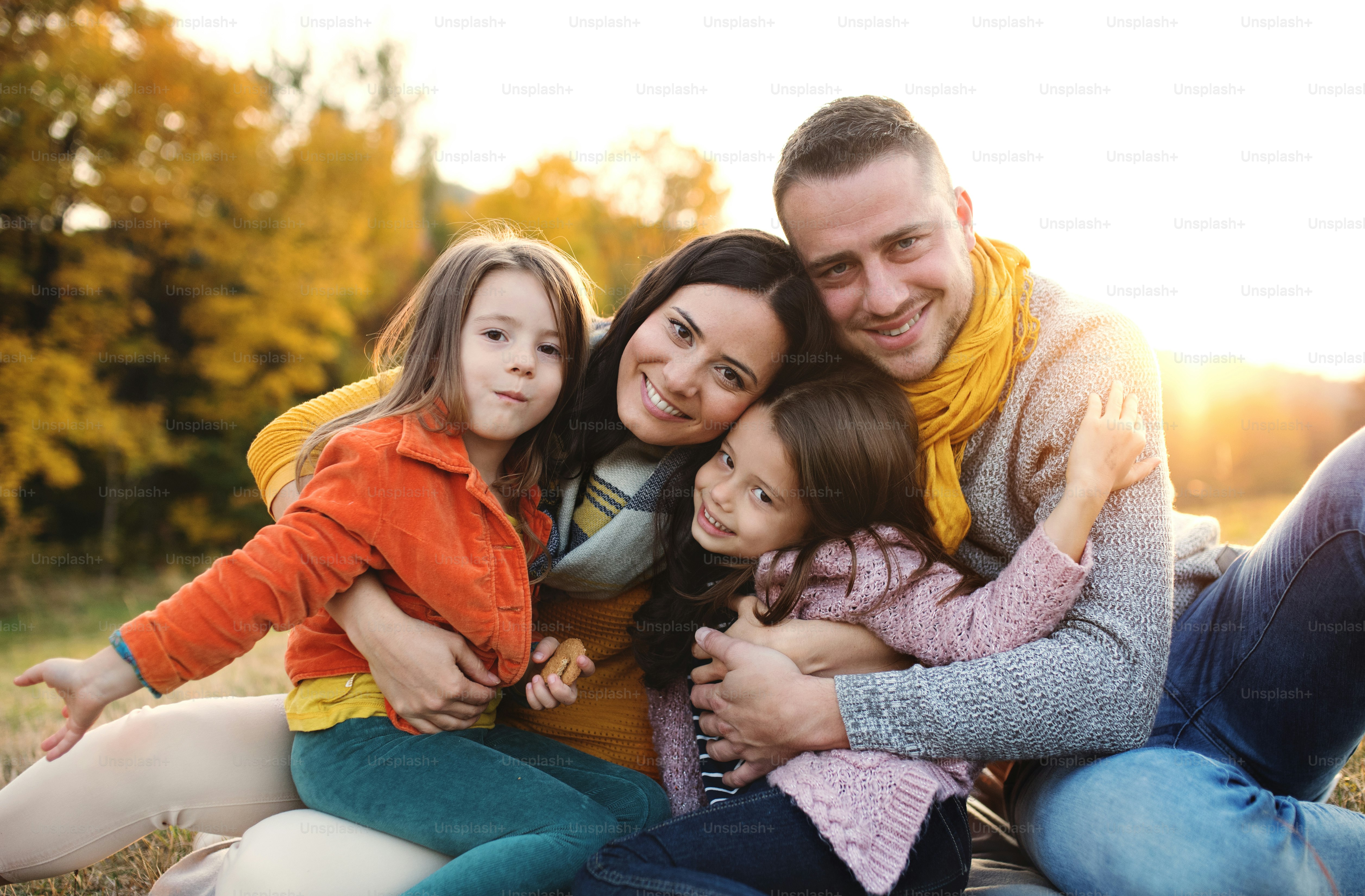 Foto Un retrato de una familia joven y feliz con dos niños pequeños ...