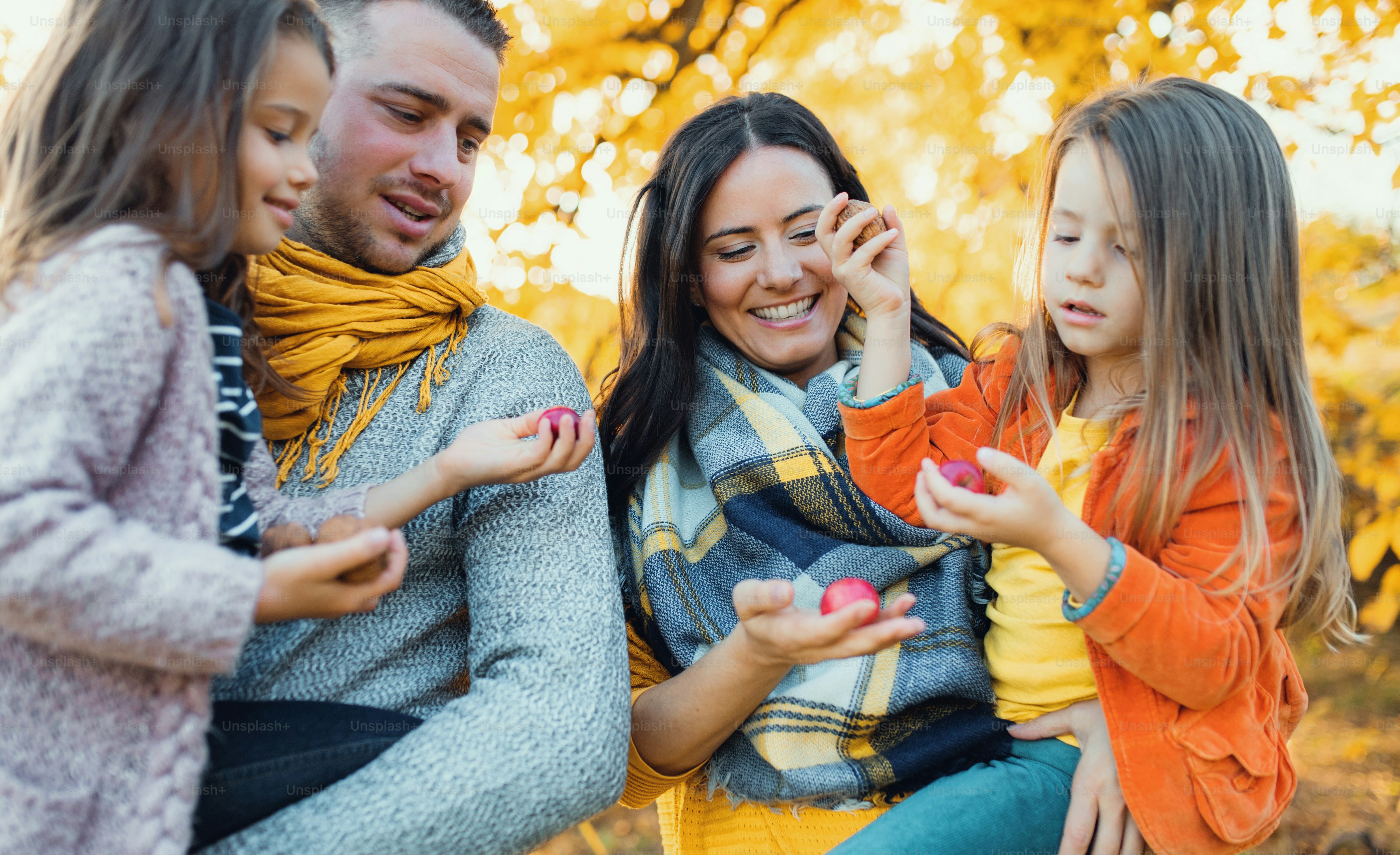 Foto Un retrato de una familia joven y feliz con dos niños pequeños ...