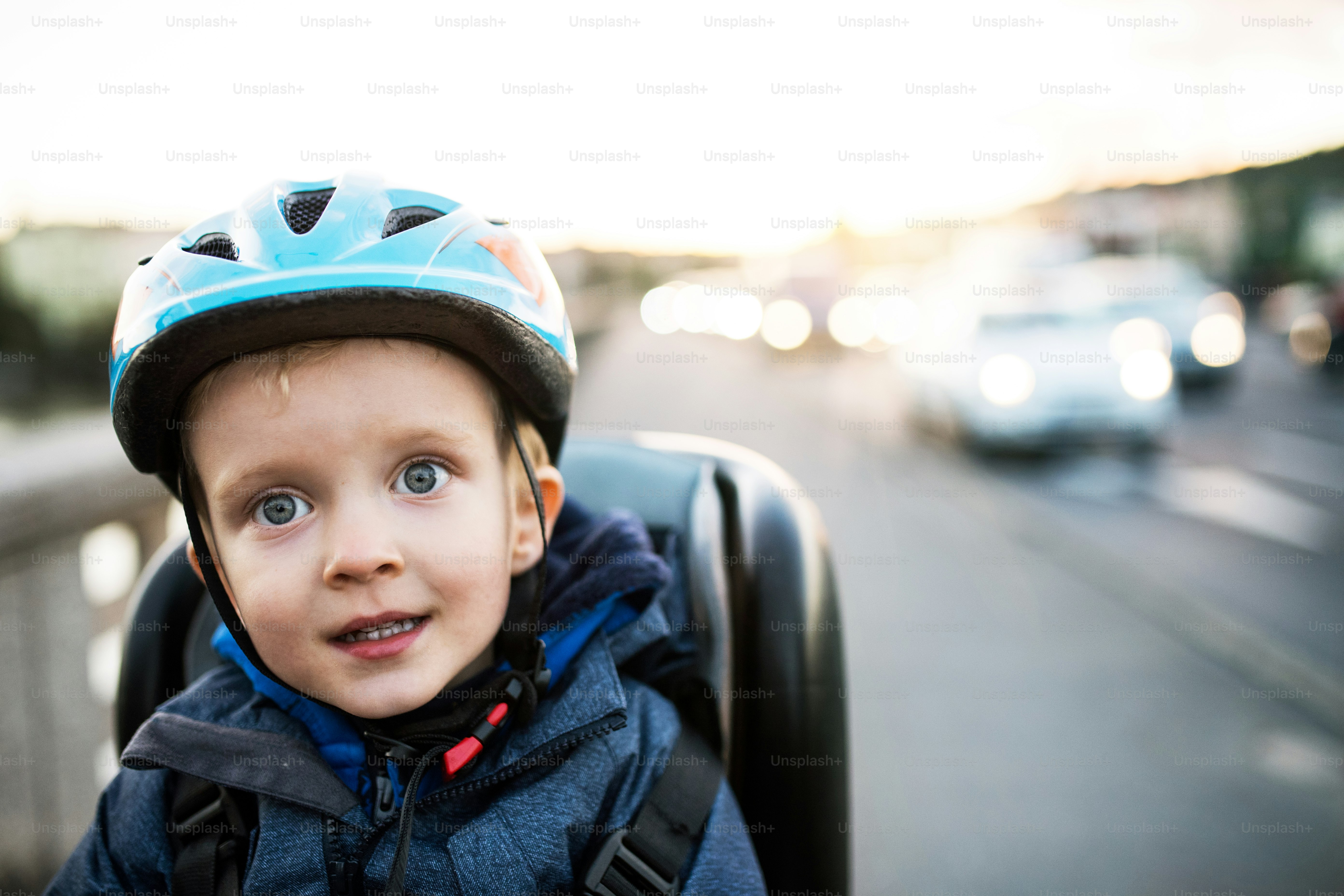 Enfant assis dans un siège vélo bébé arrière