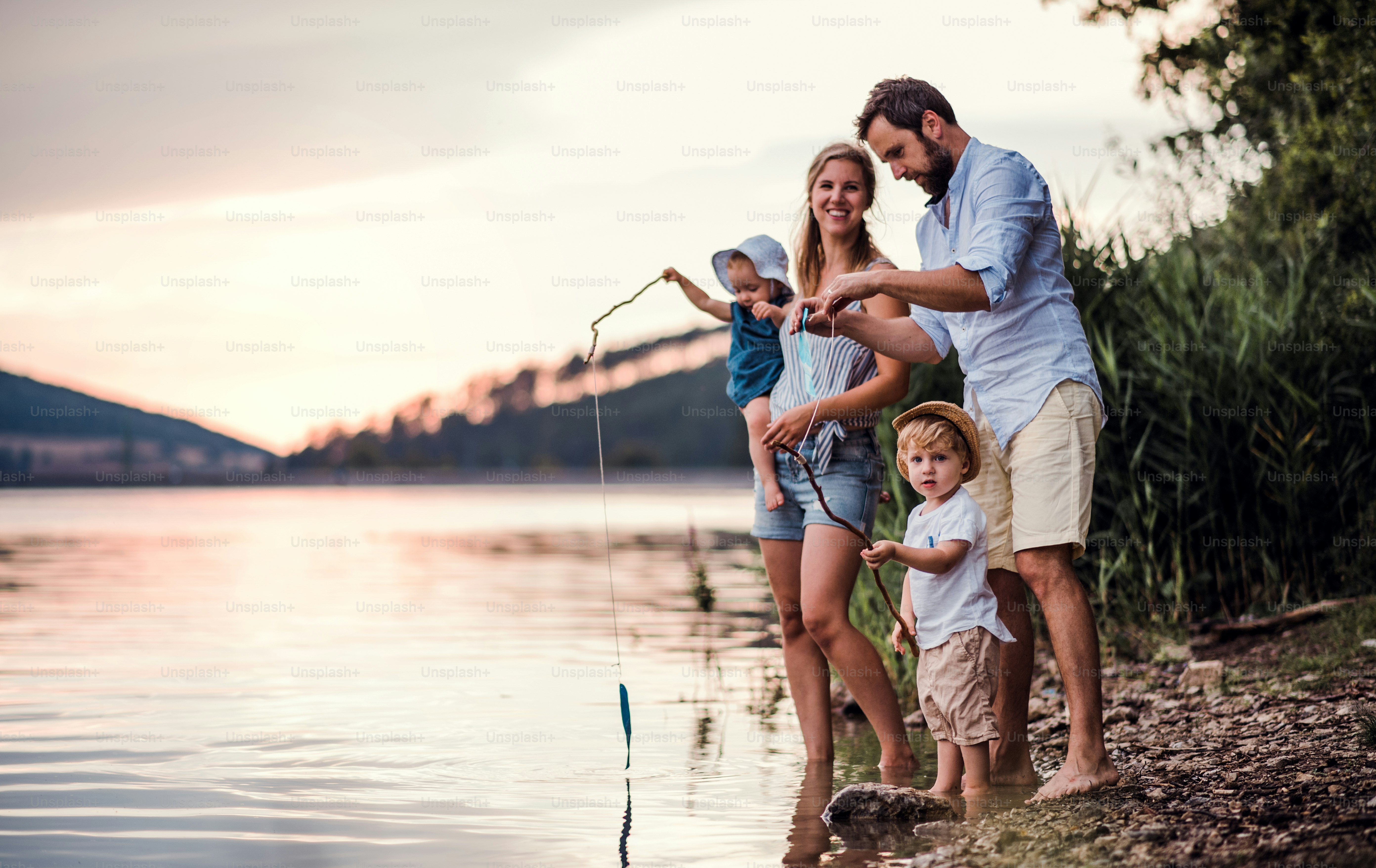 Une jeune famille avec deux enfants en bas âge à l'extérieur au bord de la  rivière en été, jouant avec des bateaux en papier. photo – Image de Fille  sur Unsplash, image size:3000x1893