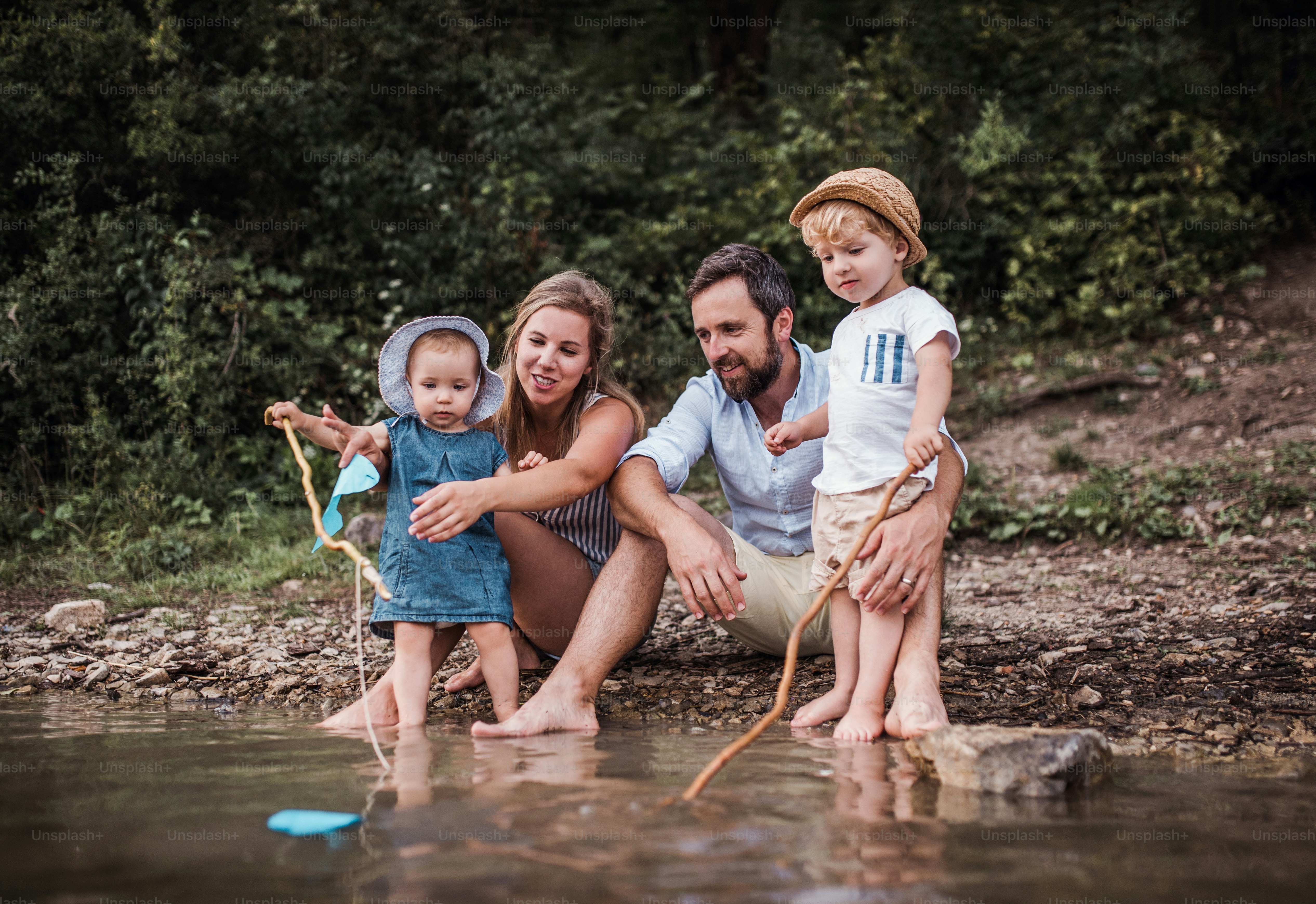 Une jeune famille avec deux enfants en bas âge qui passe du temps à l' extérieur au bord de la rivière en été. photo – Image de Fille sur Unsplash, image size:3000x2061