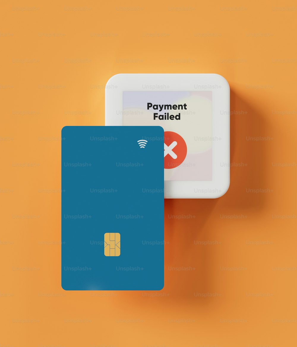 um cartão de crédito sentado em cima de um fundo laranja