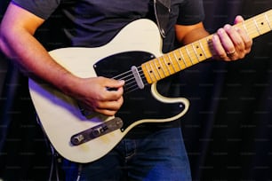 한 남자가 무대에서 기타를 치고 있다
