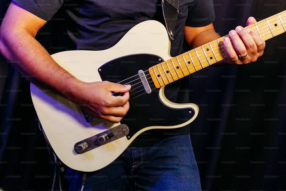 男がステージでギターを弾いている
