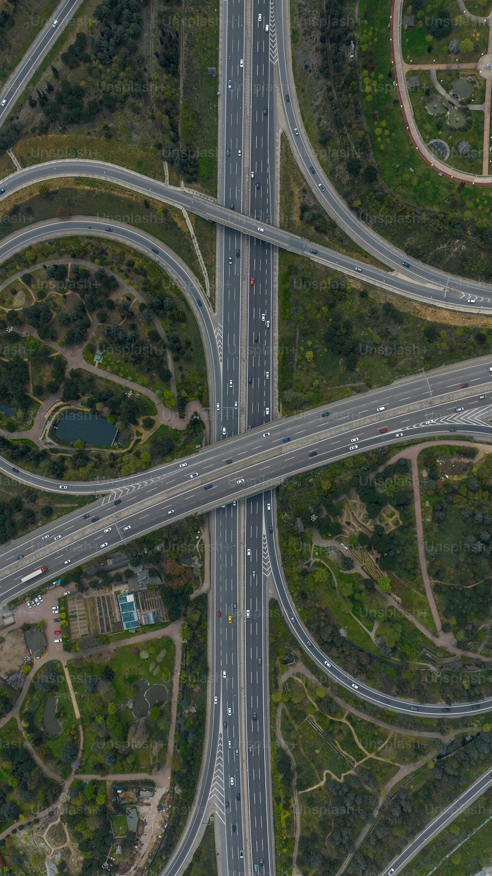 Eine Luftaufnahme eines Autobahnkreuzes mit mehreren Fahrspuren
