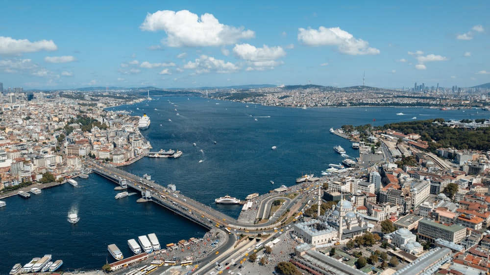Una vista aérea de una ciudad y un puente